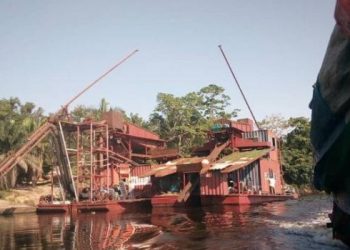 Il s'agit d'une entreprise chinoise  Xiang Jiang Mining qui s'illustre en pollueur majeur de l'environnement, surtout dans la rivière Arwimi avec l'utilisation de ses dragues.