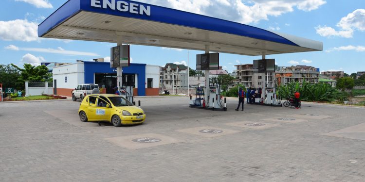 Dans un communiqué signé par le directeur de cabinet du ministre de l'Économie Nationale, faisant état des arrêtés portant fixation des prix de carburant terrestres et d'aviation dans les zones d'approvisionnement.