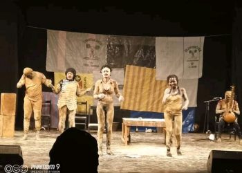 C'est pour la création du spectacle "A demain ma mort" que la Compagnie La Seringu'Arts est en résidence à l'Institut français de Bobo-Dioulasso au Burkina Faso.