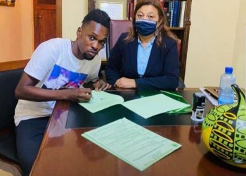 L'exécution de la décision du tribunal arbitral du sport dans l'affaire "Matutala Zao" prend de plus en plus une tournure inquiétante. Après une énième lettre de la Fédération Congolaise de Football Association (FECOFA) adressée à la commission de gestion de la Ligue Nationale de Football (LINAFOOT), mettant en copie toutes les parties concernées, instruisant à la LINAFOOT de récupérer auprès de Mazembe le trophée, les médailles et la cagnotte de 100.000 dollars américains perçue auprès du sponsor de ce championnat, afin de les restituer à l'As Vclub au cours d'une cérémonie appropriée.