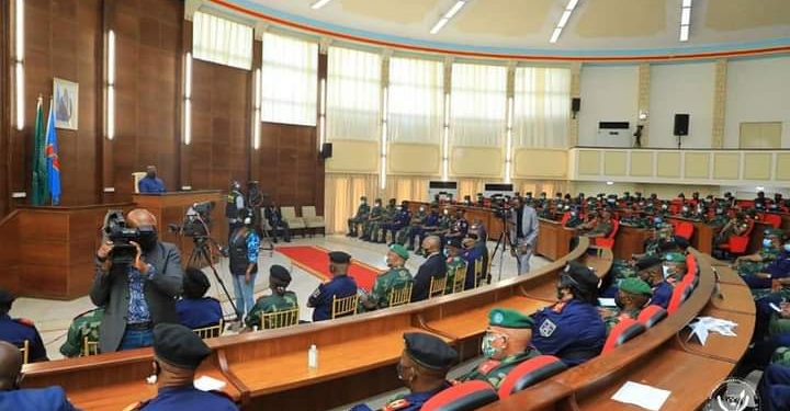 Le président de la République et Chef de l’Etat, Félix Antoine Tshisekedi Tshilombo a profité de la cérémonie des échanges de vœux avec des représentants des FARDC, de la PNC et de la SN pour mettre en garde ses interlocuteurs en garde contre toute tentation de la part de ceux-ci, de se mêler de la politique.