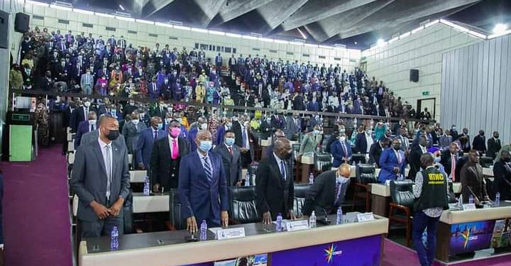 C'est le président de la République qui a ouvert ces travaux, en présence du Premier Ministre Sama Lukonde, des Ministres, des chefs des corps constitués, des chefs des missions diplomatiques accrédités à Kinshasa et des ambassadeurs congolais en poste à l'étranger.