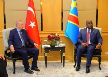 Kinshasa a, ce dimanche 20 février 2022, accueilli le Président turc Recep Tayyip Erdoğan. A l'aéroport international de Ndjili, le Chef de l'État turc a affiché un réel enthousiasme à sa descente d’avion, visiblement heureux de fouler le sol d’un pays ami, un des grands partenaires africains que compte aujourd’hui Ankara.