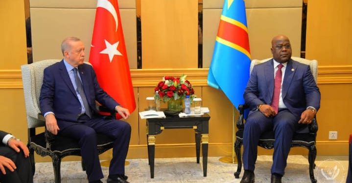 Kinshasa a, ce dimanche 20 février 2022, accueilli le Président turc Recep Tayyip Erdoğan. A l'aéroport international de Ndjili, le Chef de l'État turc a affiché un réel enthousiasme à sa descente d’avion, visiblement heureux de fouler le sol d’un pays ami, un des grands partenaires africains que compte aujourd’hui Ankara.