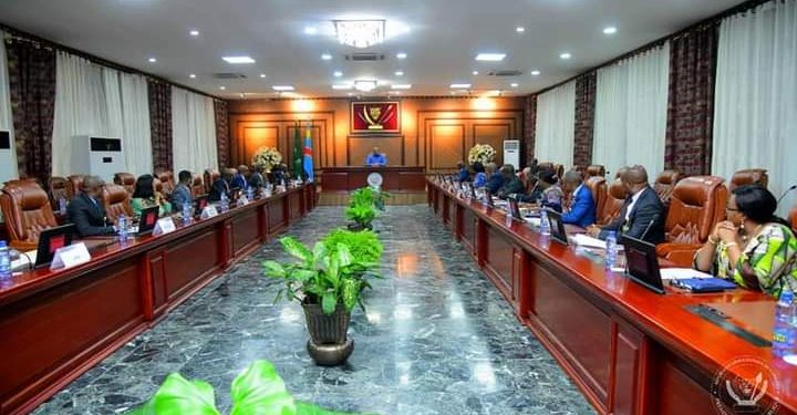 Les Élections générales en République démocratique du Congo doivent se tenir en 2023, visiblement, les préparatifs sont en cours. Ce mardi 22 février 2022 à la cité de l'Union Africaine, Le président de la République a tenu une réunion de travail avec le Premier Ministre Sama Lukonde, quelques membres du Gouvernement dont le vice-Premier Ministre en charge de l'intérieur, la Commission Électorale Nationale Indépendante (CENI), l'Office National pour l'Identification de la population (ONIP) et l'Institut National de la Statistique (INS).