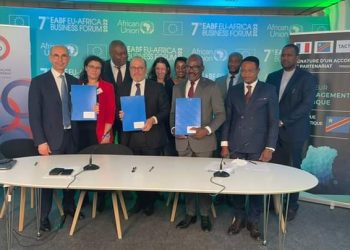 La République démocratique du Congo obtient 600 000 euros pour l'élaboration d'un plan national de développement des infrastructures Numériques. Cela dans le cadre d'un accord signé entre le Ministre des finances Nicolas Kazadi, un cabinet conseil et l'Agence Française de Développement (AFD) à Bruxelles.