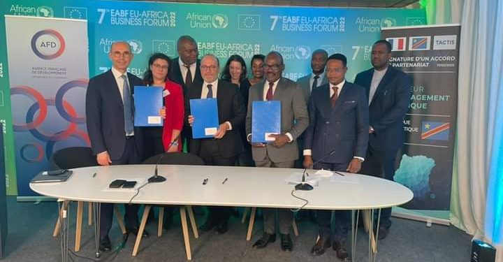 La République démocratique du Congo obtient 600 000 euros pour l'élaboration d'un plan national de développement des infrastructures Numériques. Cela dans le cadre d'un accord signé entre le Ministre des finances Nicolas Kazadi, un cabinet conseil et l'Agence Française de Développement (AFD) à Bruxelles.