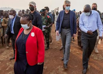 Le secrétaire adjoint des Nations Unies en charge de maintien de la paix, Jean-Pierre Lacroix est en visite humanitaire dans le site des déplacés de Roo, en territoire de Djugu, chefferie de Bahema nord. Le représentant du secrétaire général de l'ONU est accompagné de Bintu Keita de la MONUSCO et du Ministre de la défense Gilbert Kabanda.