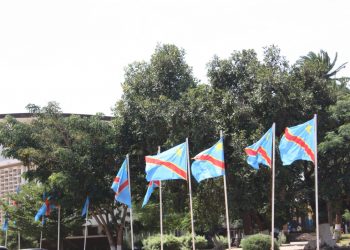 La société rd-congolaise, depuis son indépendance en 1960, serait-elle de nature complotiste ? Depuis que le pays est souverain, il n’y a pas un seul régime qui peut se targuer d’avoir conduit les affaires de l’Etat, sans être victime de tentatives de coups d’Etat, et de complots de tout acabit, que ça soit en interne ou en externe.