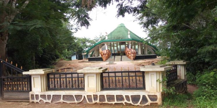 C'était l'une des préoccupations de tout Congolais, mais aussi et surtout des populations de la province du Kongo-Central. La dégradation du Mausolée de Joseph Kasa-vubu, le tout premier Président de ce territoire organisé qu'est la République démocratique du Congo indépendante. sa réhabilitation était plus qu'une imminence et l'un de ses successeurs, le Chef de l'État Félix Tshisekedi l'a compris. Au cours de la quarantième (40e) réunion du Conseil des ministres qu'il présidait en visioconférence ce vendredi 11 février, il a évoqué la question.