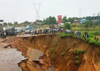 La vie, dans sa complexité, veut que ce qui est bénéfique à l’homme, lui soit aussi, parfois nuisible. C’est le cas de la pluie, bénédiction pour la production de la terre, afin de nourrir les populations, malédiction, lorsque les flots déferlent sur nos routes et nos maisons pour les casser et les engloutir.