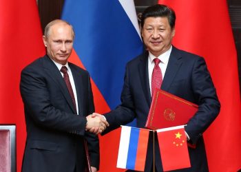 Pour battre l’Allemagne nazie lors de la seconde guerre mondiale (40-45), les Etats-Unis d’Amérique et la Russie se coalisent, en formant le groupe des alliés : Etats-Unis, Russie, Grande-Bretagne, contre les forces de l’axe : Allemagne, Italie, Japon. Chacun de ces groupes a aussi d’autres alliés, ainsi, la Grande-Bretagne compte sur son empire colonial formé par ce qu’on appelait, le British Commonwealth of Nations (1931-1946), avec, en Afrique, des pays comme l’Afrique du Sud, le Botswana, le Cameroun, la Gambie, le Ghana, le Kenya, le Lesotho, le Malawi, l’Ile Maurice, le Mozambique, la Namibie, le Nigeria, l’Ouganda, la Sierra Leone, le Swaziland, la Tanzanie, la Zambie et le Zimbabwe. Mais, d’autres pays africains sont de facto, dans le camp des alliés, car étant des colonies françaises ou belges comme la République démocratique du Congo