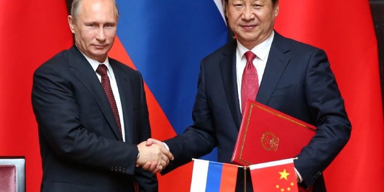 Pour battre l’Allemagne nazie lors de la seconde guerre mondiale (40-45), les Etats-Unis d’Amérique et la Russie se coalisent, en formant le groupe des alliés : Etats-Unis, Russie, Grande-Bretagne, contre les forces de l’axe : Allemagne, Italie, Japon. Chacun de ces groupes a aussi d’autres alliés, ainsi, la Grande-Bretagne compte sur son empire colonial formé par ce qu’on appelait, le British Commonwealth of Nations (1931-1946), avec, en Afrique, des pays comme l’Afrique du Sud, le Botswana, le Cameroun, la Gambie, le Ghana, le Kenya, le Lesotho, le Malawi, l’Ile Maurice, le Mozambique, la Namibie, le Nigeria, l’Ouganda, la Sierra Leone, le Swaziland, la Tanzanie, la Zambie et le Zimbabwe. Mais, d’autres pays africains sont de facto, dans le camp des alliés, car étant des colonies françaises ou belges comme la République démocratique du Congo