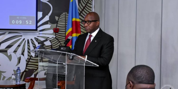 La République démocratique du Congo tend vers la mise en œuvre effective de la Banque d'Investissement et de Garantie (BIG). Le Premier ministre Jean-Michel Sama-Lukonde a procédé, ce jeudi 10 février 2022, à l'hôtel du Fleuve, à l'ouverture officielle des travaux de l'atelier de restitution de l'étude de faisabilité pour la mise en place de cette structure. C'est un projet qui représente une réforme importante visant à garantir les investissements publics et privés en vue de favoriser le développement économique du pays.