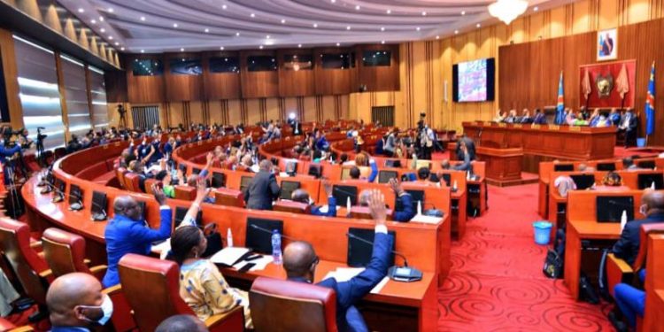 Réunis ce mercredi 9 Fevrier 2022 dans la salle Kivu du palais du peuple, les sénateurs membres de l'Union Sacrée de Nation ont réaffirmé leur soutien à la stabilité des institutions du pays. Cela, au regard de la situation politique et sécurité actuelle de la République démocratique du Congo.