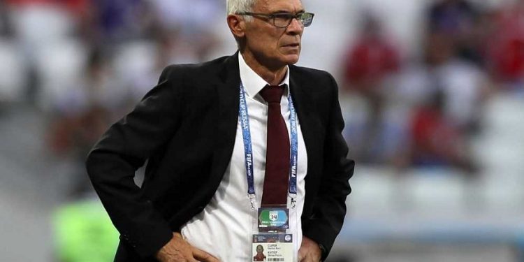 Le célèbre journaliste sportif de la RTNC, Claude François Kabulo, dit à tout celui qui veut l’entendre, que l’actuel sélectionneur de notre équipe nationale de football A, devrait cesser de se promener dans son pays d’origine l’Argentine, et de rester à Kinshasa où il a passé un contrat avec la République démocratique du Congo, pour préparer nos Léopards, à participer à la prochaine coupe du monde qui aura lieu au Qatar.