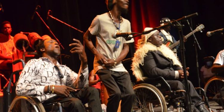 Staff Benda Bilili a électrisé l'Institut français de Kinshasa