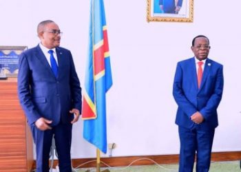 Après sa déchéance par les élus provinciaux de l'Assemblée Provinciale du Sud-Kivu, et plusieurs mois de mise en garde, l'AFDC est passé à l'action. Le divorce est consommé entre le gouverneur Théo Ngwabidje et sa famille politique, l'Alliance des Forces Démocratiques du Congo (AFDC).