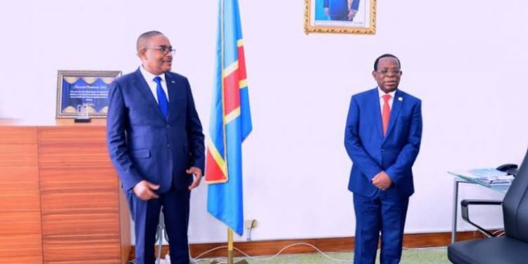 Après sa déchéance par les élus provinciaux de l'Assemblée Provinciale du Sud-Kivu, et plusieurs mois de mise en garde, l'AFDC est passé à l'action. Le divorce est consommé entre le gouverneur Théo Ngwabidje et sa famille politique, l'Alliance des Forces Démocratiques du Congo (AFDC).