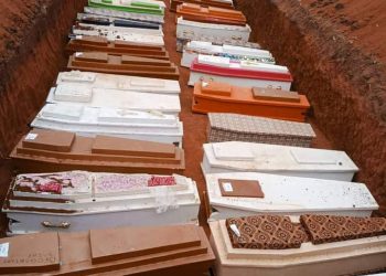 Ituri : Après le massacre Djugu enterre ses morts Si les images du massacre du 01 février 2022 dans le camp de déplacés à Djugu font encore froid au dos, celles des cercueils alignés lors de l'enterrement ce vendredi 04 janvier suscitent encore plus d'émoi. Lors de l'inhumation dans les fosses communes, non loin du lieu de crime, l'émotion a été vive dans la localité de Bule, dans ce site de déplacés de « Plaine Savo », cible de cette incursion meurtrière des miliciens CODECO. Plusieurs autorités administratives et politiques locales et des grandes figures de la communauté victime " les Hema " ont fait le déplacement à Bule pour des cérémonies funéraires. Alors qu'aucune autorité ni provinciale moins encore nationale ne s’y est rendue. Si le jour d'après de cette attaque le bilan dressé était autour de 55 personnes tuées, certaines sources militaires revoient les chiffres à la hausse. On parle de 64 morts et 43 blessés. Il faut dire que ce 03 fevrier, un premier lot de victimes avait été mis en terre par la Croix-Rouge de Djugu. Selon la société civile, le gouvernement provincial a pris en charge les frais des obsèques. Les dernières informations renseignent que la situation sécuritaire dans le site de Bule (Plaine Savo) est relativement calme après cette incursion meurtrière du mardi 01 février 2022. La Rédaction.