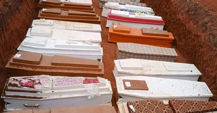 Ituri : Après le massacre Djugu enterre ses morts Si les images du massacre du 01 février 2022 dans le camp de déplacés à Djugu font encore froid au dos, celles des cercueils alignés lors de l'enterrement ce vendredi 04 janvier suscitent encore plus d'émoi. Lors de l'inhumation dans les fosses communes, non loin du lieu de crime, l'émotion a été vive dans la localité de Bule, dans ce site de déplacés de « Plaine Savo », cible de cette incursion meurtrière des miliciens CODECO. Plusieurs autorités administratives et politiques locales et des grandes figures de la communauté victime " les Hema " ont fait le déplacement à Bule pour des cérémonies funéraires. Alors qu'aucune autorité ni provinciale moins encore nationale ne s’y est rendue. Si le jour d'après de cette attaque le bilan dressé était autour de 55 personnes tuées, certaines sources militaires revoient les chiffres à la hausse. On parle de 64 morts et 43 blessés. Il faut dire que ce 03 fevrier, un premier lot de victimes avait été mis en terre par la Croix-Rouge de Djugu. Selon la société civile, le gouvernement provincial a pris en charge les frais des obsèques. Les dernières informations renseignent que la situation sécuritaire dans le site de Bule (Plaine Savo) est relativement calme après cette incursion meurtrière du mardi 01 février 2022. La Rédaction.