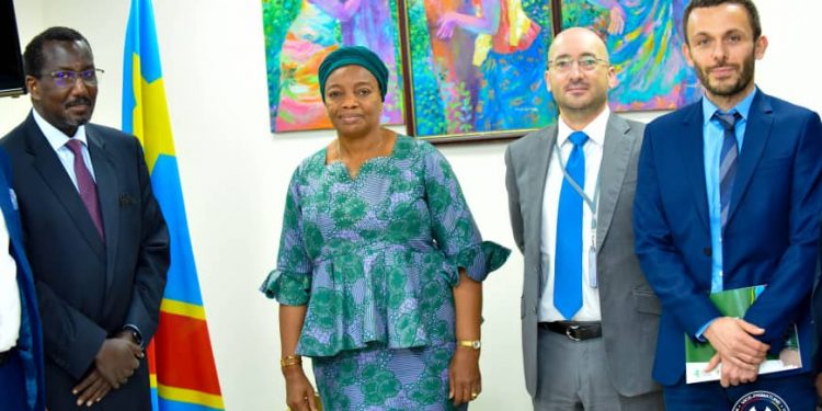 À elle seule, la République démocratique du Congo compte 60 % de couvert forestier du bassin du Congo. Préserver cette potentialité forestière est une question mondiale, car dans son rôle de poumon de la planète, la RDC se veut, non sans raison, un pays solution au problème de réchauffement climatique.