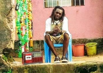 Plasticien, Shaka Fumu Kabaka, de son vrai nom, Boandundu Musafiri, est peintre, sculpteur et costumier, d'une part et d'autre part, musicien rappeur et slameur, il exerce cet art avec son groupe Yal'Afrika.