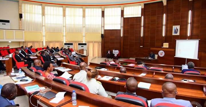 Ça fait maintenant partie des habitudes des congolais lambda, que de lire dans la presse des dépassements budgétaires de certaines institutions du pays, au nombre desquelles il y a la Présidence de la République. C'est dans cette optique que cette institution, par le biais et à l'initiative du directeur de cabinet du Chef de l'Etat, Guylain Nyembo a organisé, à partir de ce mardi 22 février 2022, un séminaire de deux jours sur la vulgarisation des procédures d'exécution du budget de la première institution du pays.