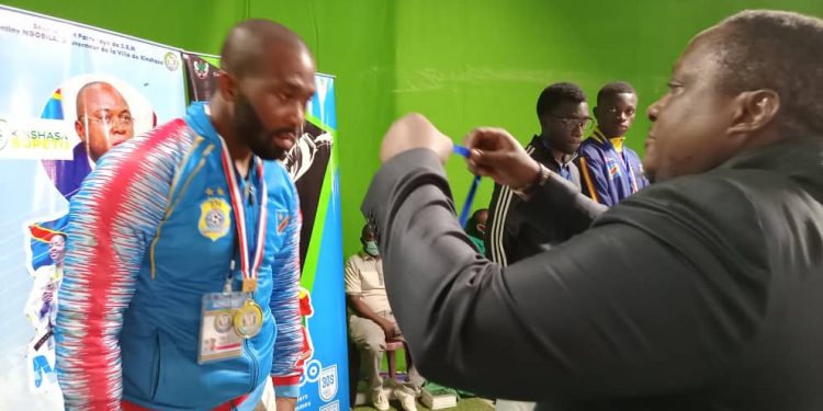 Kinshasa, Capitale de la RDC a vécu le premier tournoi de Karaté du Pool Malebo, clôturé ce samedi 12 février 2022, par une grande distinction de la ligue provinciale de la ville hôte, qui a raflé la quasi totalité des médailles, 18 au total, dont 10 en Or, 5 en argent et 3 en bronze. Le Sud-Kivu a terminé 2ème en s'offrant 5 médailles, dont 1 en Or, 1 en argent et 3 en bronze. La ligue soeur de Brazzaville a décroché la troisième marche du podium avec 3 médailles toutes en bronze. Le Haut-Katanga et le Kongo-Central se sont contentés d'une seule médaille chacun, respectivement en argent et en bronze.