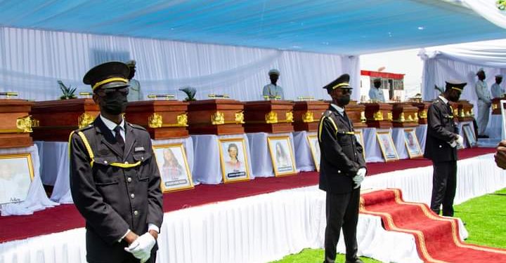 La présence de plusieurs autorités et personnalités était signalée dans cette cérémonie de funérailles. L'on pouvait bien remarquer outre le Premier ministre Sama Lukonde qui a déposé une gerbe de fleurs, il y avait aussi le patron de la ville de Kinshasa, Gentiny Ngobila, quelques membres du gouvernement, le Secrétaire Général de l’UDPS, Augustin Kabuya et autres, à côté des membres des familles et proches des illustres disparus.