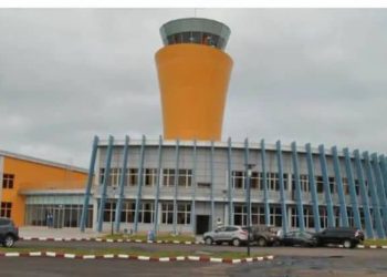 C'est une réponse à une problématique qui se posait au sein de l'aéroport international de Ndjili, depuis que l’Aérogare modulaire a été mise en exploitation en 2015, il a été malheureusement observé que les diplomates voyageant en International continuaient à accomplir leurs formalités au salon diplomatique situé dans l’Aérogare nationale,