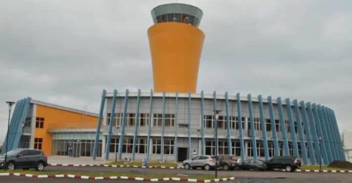 C'est une réponse à une problématique qui se posait au sein de l'aéroport international de Ndjili, depuis que l’Aérogare modulaire a été mise en exploitation en 2015, il a été malheureusement observé que les diplomates voyageant en International continuaient à accomplir leurs formalités au salon diplomatique situé dans l’Aérogare nationale,