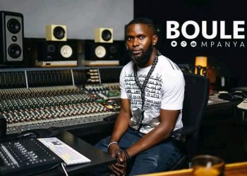 Soucieux de plus de création et de production de qualité, Boule Mpanya prend musicalement la route d'Afrique pour plus de diversités et de créativités. Initiateur du projet Dose, cet artiste pluridisciplinaire, danseur et musicien, est allé en résidence de recherche et de création à l'Africa Museum avec son groupe composé de Josaphat Hounnou, Koffi Sadjo-Hetsu, de Didier Ntizaturega, Luna Gillet, Costa Mbunda, cinq talentueux musiciens.