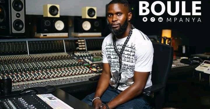 Soucieux de plus de création et de production de qualité, Boule Mpanya prend musicalement la route d'Afrique pour plus de diversités et de créativités. Initiateur du projet Dose, cet artiste pluridisciplinaire, danseur et musicien, est allé en résidence de recherche et de création à l'Africa Museum avec son groupe composé de Josaphat Hounnou, Koffi Sadjo-Hetsu, de Didier Ntizaturega, Luna Gillet, Costa Mbunda, cinq talentueux musiciens.