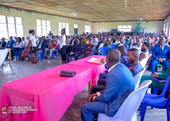 Le Ministre Muhindo Nzangi vient de lancer officiellement la caravane nationale de formation et d’information sur le système  LMD dans le grand Bandundu, précisément à Kenge dans la province du Kwango.