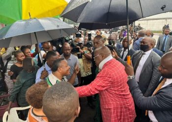 Le président de la République Félix Tshisekedi a retrouvé la capitale Kinshasa ce jeudi 17 mars 2022, après 10 jours passés à Bruxelles, où il a eu des soins médicaux et un chekup sur sa santé.