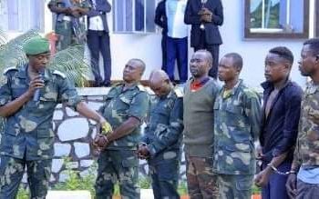 Dans les trafics illicites d'armes et des munitions qui sévissent dans la partie Est de la RDC, il n'y a pas que des civils véreux qui sont impliqués. mais aussi des éléments de l'armée congolaise. L'exemple le plus patent est le cas de l'Ituri, où quatre officiers supérieurs des Forces Armées de la République Démocratique du Congo (FARDC) ainsi que des civils impliqués dans cette entreprise nébuleuse ont été présentés au gouverneur militaire de l’Ituri, le Lieutenant Général Johnny Luboya N’kashama, accompagné de quelques membres de son équipe.