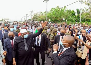 C'est une visite officielle de deux jours que le Président gambien effectue en République démocratique du Congo. C'est ce lundi 28 février que Adam Barrow est arrivé à Kinshasa, reçu au pied d'avion par le Ministre congolais d'intégration régionale Didier Mazenga qui a représenté le Président de la République Félix Tshisekedi.