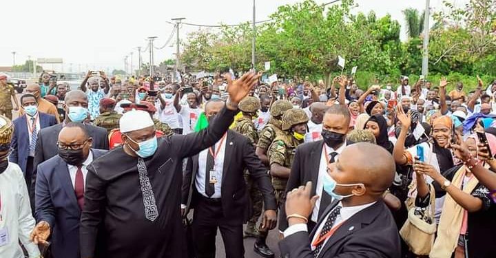 C'est une visite officielle de deux jours que le Président gambien effectue en République démocratique du Congo. C'est ce lundi 28 février que Adam Barrow est arrivé à Kinshasa, reçu au pied d'avion par le Ministre congolais d'intégration régionale Didier Mazenga qui a représenté le Président de la République Félix Tshisekedi.