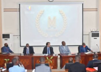 Il s'est tenu une conférence-débat à l'Université de Kinshasa dans la salle "Monekosso", organisé par la faculté de l'économie et gestion, en collaboration avec le Fonds Monétaire International (FMI) Le thème abordé gravitait autour de la question des perspectives économiques de la République démocratique du Congo (RDC) mais aussi du programme du gouvernement congolais que le FMI soutient.