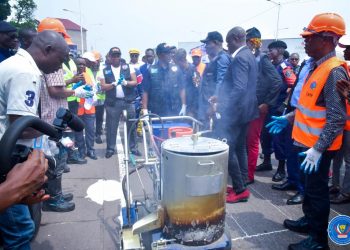 Le Vice-premier ministre en charge de l'intérieur, sécurité, décentralisation et affaires coutumières, Daniel Aselo et son collègue de transports, voies de communication et désenclavement Chérubin Okende ont lancé officiellement les travaux de signalisation routière horizontale et lumineuse sur les artères de Kinshasa.