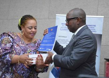 En présence de plusieurs personnalités du pays, le Premier Ministre Sama Lukonde Kyenge a remis à la Ministre de la Culture, Arts et Patrimoines, Catherine Kathungu Furaha, le répertoire et la cassette des échantillons des biens culturels de la RDC détenus par la Belgique.