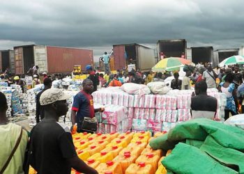 le Gouvernement congolais a ordonné la suspension de ces 5 contrats d’importation dans le cadre de l’action visant, d’une part, l’assainissement du secteur d’importation des biens de grande consommation, et d’autre part, à préserver le pouvoir d’achat des consommateurs contre la fraude et la spéculation sur le marché.