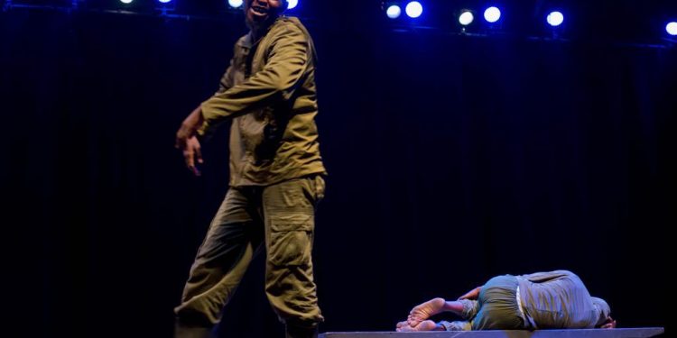Jeune, mais ambitieux, Aaron Lukamba est un metteur en scène et comédien diplômé de l'Institut national des Arts, en art dramatique, option, réalisation scénique. Il évolue depuis quatre ans au tarmac des auteurs, cher à Israël Tshipamba.