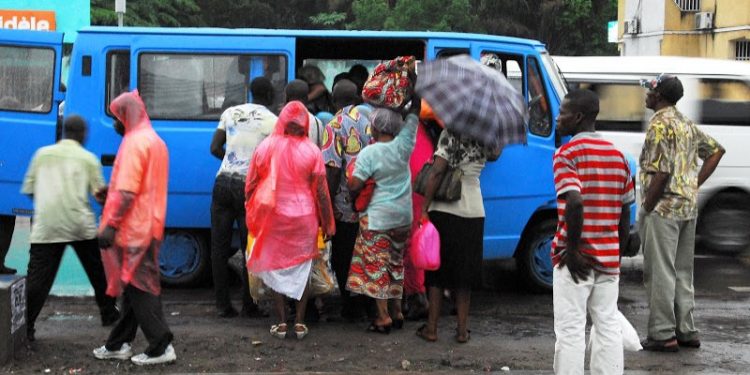 Se déplacer quotidiennement à Kinshasa, surtout pour rejoindre le centre-ville, requiert un budget important qui peut atteindre le montant alloué pour le déjeuner dans plusieurs foyers moyens.