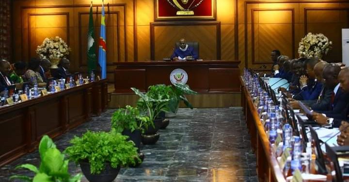 Avec le développement du numérique actuel, la numérisation du travail dans le fonctionnement des entreprises publiques de l'Etat s'avère indispensable à bien d'egards à en croire plusieurs spécialistes économiques et de l'écosystème numérique. Dans le souci de rendre plus performants les services publics en RDC, le Président de la République a insisté sur le fait que toutes les entreprises publiques devraient en tirer de nombreux avantages en vue d’une gestion transparente et traçable en se digitalisant. «La digitalisation permet d’améliorer les performances des entreprises sur de nombreux indicateurs.» a dit Félix Tshisekedi, au cours de la 45e Réunion du conseil des Ministres qu'il a dirigé en présentiel ce vendredi 18 mars 2022.