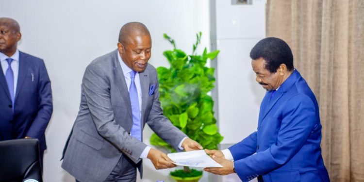 Le président de la Commission électorale nationale indépendante (CENI) Denis Kadima a procédé ce mardi 12 avril au dépôt du rapport annuel des activités de la Centrale électorale qu'il dirige au bureau de l'Assemblée nationale.