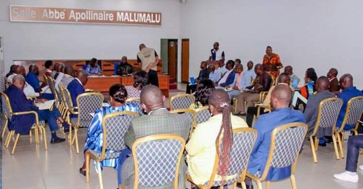 Le questeur de la Commission électorale nationale internationale (CENI) Âgée Matembo et son  adjointe Sylvie Birembano Balume ont échangé le samedi 9 avril dernier avec les 26 secrétaires exécutifs provinciaux, dans la salle Abbé Appolinaire Malu Malu. Il était question de faire le point sur la situation administrative, financière et logistique des démembrements, en rapport avec les opérations de la Centrale Électorale.