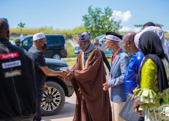 Le président de la Commission électorale nationale indépendante Denis Kadima a communié ce dimanche 17 avril avec la communauté islamique. C'était dans le cadre d'une visite dans une mosquée de Mpasa à Kinshasa la capitale de la République démocratique du Congo (RDC), où il a été reçu par Cheikh Abdallah Mangala Luaba, en présence de Cheikh Hassan Kiaku, doyen d'âge des Imams de la RDC.