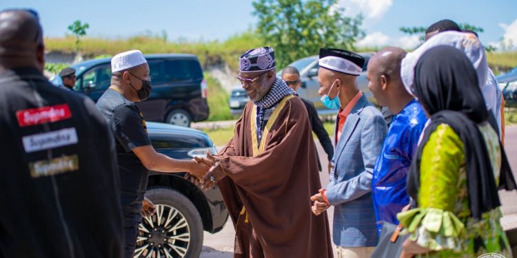 Le président de la Commission électorale nationale indépendante Denis Kadima a communié ce dimanche 17 avril avec la communauté islamique. C'était dans le cadre d'une visite dans une mosquée de Mpasa à Kinshasa la capitale de la République démocratique du Congo (RDC), où il a été reçu par Cheikh Abdallah Mangala Luaba, en présence de Cheikh Hassan Kiaku, doyen d'âge des Imams de la RDC.